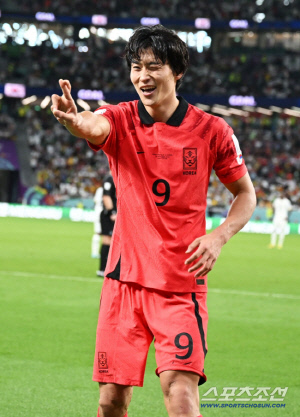 '韓 축구 월드컵 데뷔 신화, 팔로워 280만명 폭증' 조규성마저 넘었다...'단 한 경기' 깜짝 스타 등극한 불혹의 보지냐, 팔로워 역대급 증가