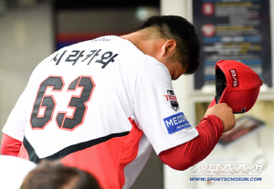 김호령 홈런에 폴더 인사, 호수비에 하이파이브...시라카와가 보여준 동료애