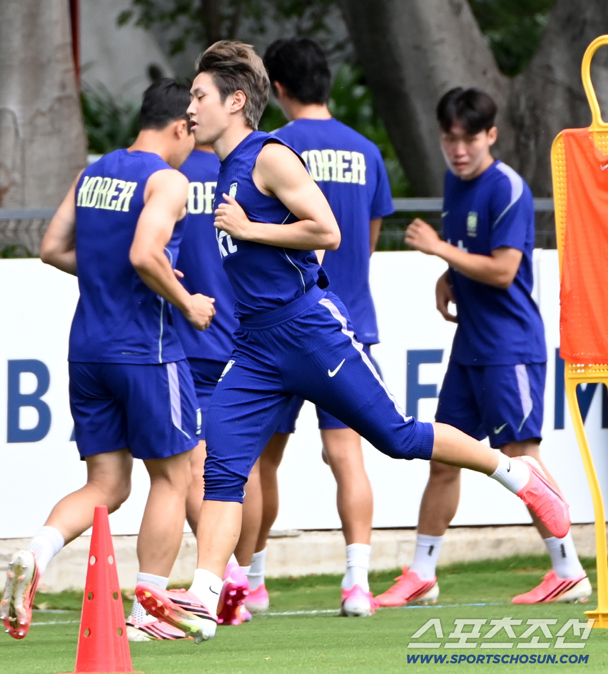 16일(한국시각) 멕시코 과달라하라 인근 사포판 월드컵대표팀 베이스캠프 훈련장 치바스 베르데 바예에서 진행된 대한민국 월드컵 대표팀의 공식 훈련. 이강인이 동료들과 훈련을 펼치고 있다. 사포판(멕시코)=허상욱 기자 wook@sportschosun.com/2026.06.16/