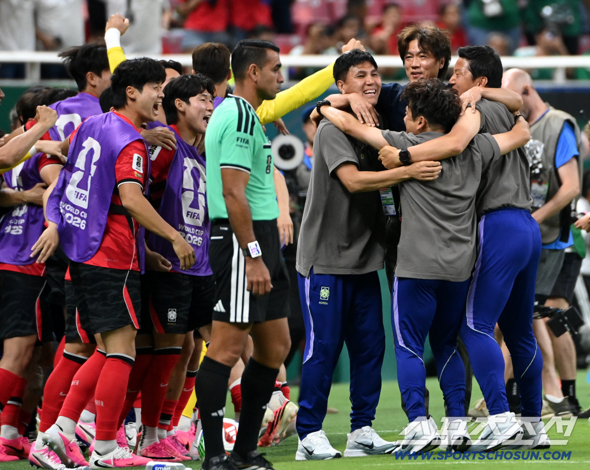 12일(한국시각) 멕시코 과달라하라 사포판의 에스타디오 과달라하라에서 열린 2026 북중미월드컵 대한민국과 체코의 경기. 대한민국이 2대1로 승리했다. 경기가 끝나자 홍명보 감독과 선수단이 환호하고 있다. 사포판(멕시코)=허상욱 기자 wook@sportschosun.com/2026.06.12/