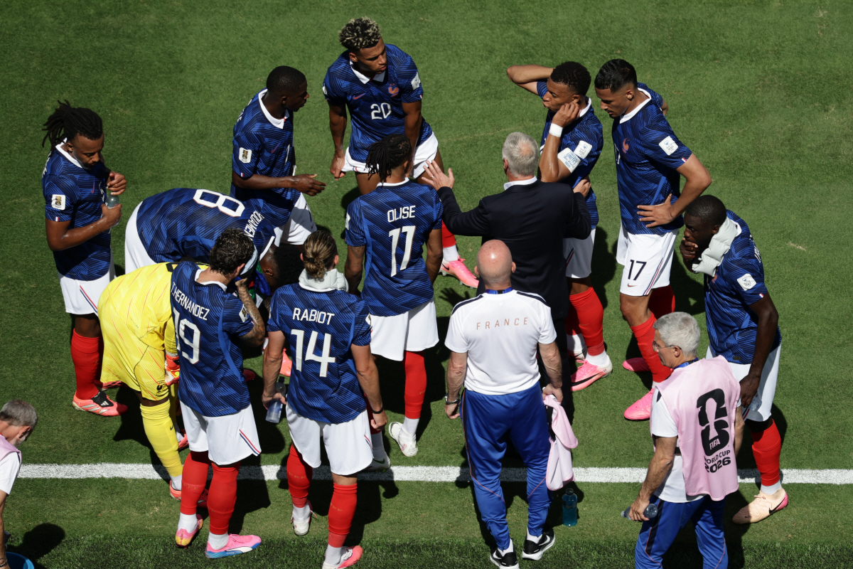 French players take a water break during the World Cup Group I soccer match between France and Senegal in East Rutherford, N.J., near New York, Tuesday, June 16, 2026. (AP Photo/Adam Hunger)