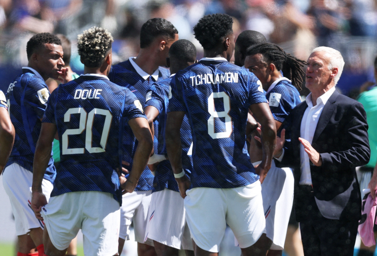 Soccer Football - FIFA World Cup 2026 - Group I - France v Senegal - New York/New Jersey Stadium, East Rutherford, New Jersey, U.S. - June 16, 2026 France coach Didier Deschamps gives instructions to France's Aurelien Tchouameni during the first half hydration break REUTERS/John Sibley