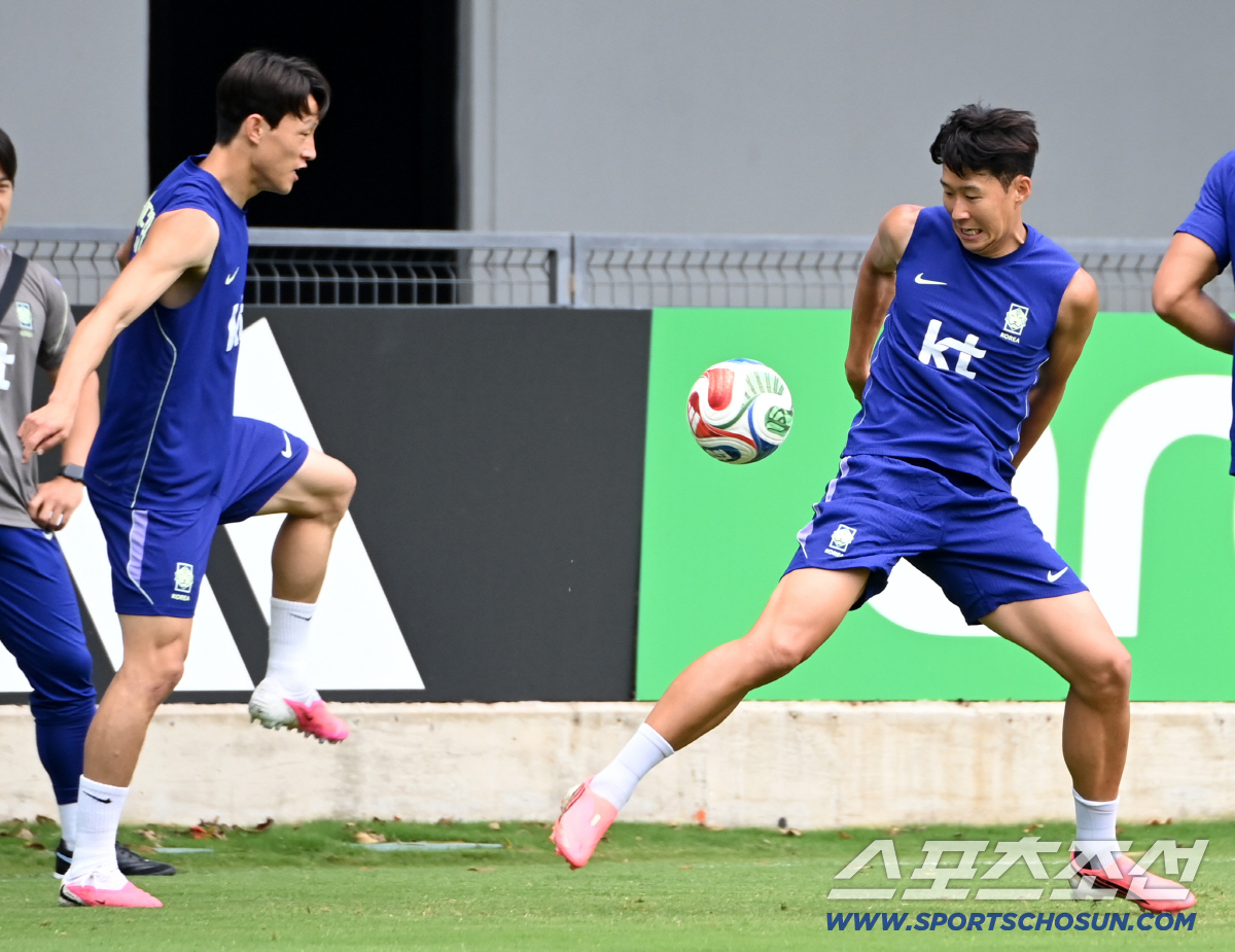 16일(한국시각) 멕시코 과달라하라 인근 사포판 월드컵대표팀 베이스캠프 훈련장 치바스 베르데 바예에서 진행된 대한민국 월드컵 대표팀의 공식 훈련. 이재성과 손흥민이 패스게임을 하고 있다. 사포판(멕시코)=허상욱 기자 wook@sportschosun.com/2026.06.16/