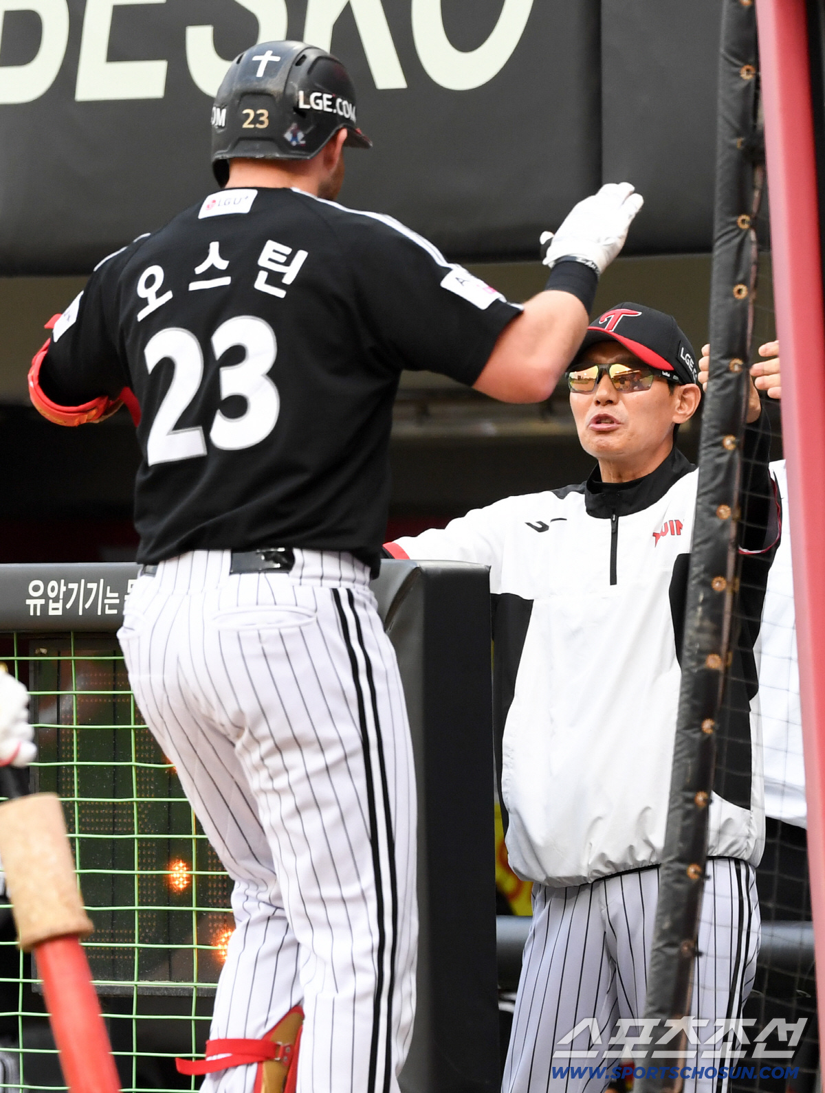 16일 광주 기아챔피언스필드에서 열린 KIA와 LG의 경기. 1회초 2사 LG 오스틴의 솔로포가 터지자 염경엽 감독이 기뻐하고 있다. 광주=박재만 기자 pjm@sportschosun.com/2026.05.16/