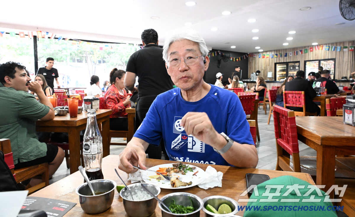 17일(한국시각) 멕시코 과달라하라 시내에 위치한 손흥민이 다녀간 것으로 유명세를 탄 타코집에서 축구팬 이주형씨가 북중미월드컵 프랑스와 세네갈의 경기를 보며 타코를 즐기고 있다. 과달라하라(멕시코)=허상욱 기자 wook@sportschosun.com/2026.06.17/