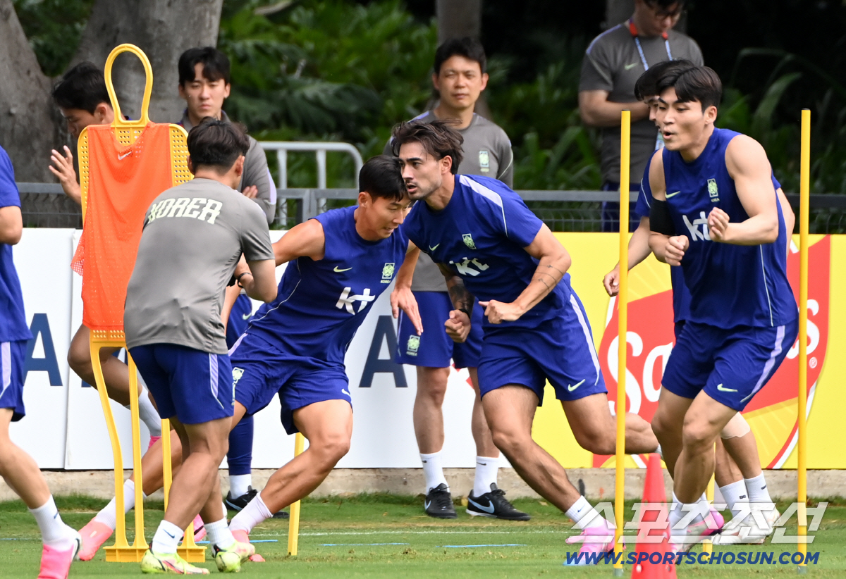 16일(한국시각) 멕시코 과달라하라 인근 사포판 월드컵대표팀 베이스캠프 훈련장 치바스 베르데 바예에서 진행된 대한민국 월드컵 대표팀의 공식 훈련. 손흥민, 옌스 크스트로프, 박진섭이 훈련을 펼치고 있다. 사포판(멕시코)=허상욱 기자 wook@sportschosun.com/2026.06.16/