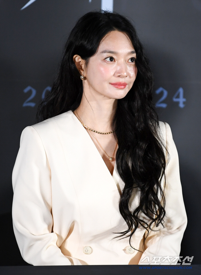 A press screening for the film "The Eyes" was held on the 15th at CGV Yongsan I'Park Mall in Hangangno-dong, Yongsan-gu, Seoul. Shin Min-a is being