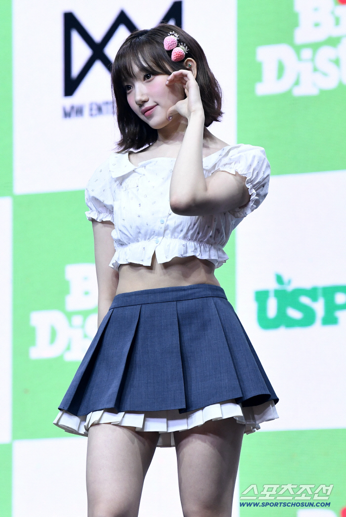 USPEER's Soee Makes a Cute Cheek Heart
