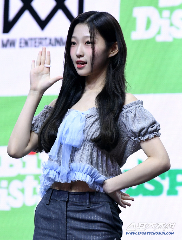 USPEER's Roa Gives a Confident Wave as the Youngest Member