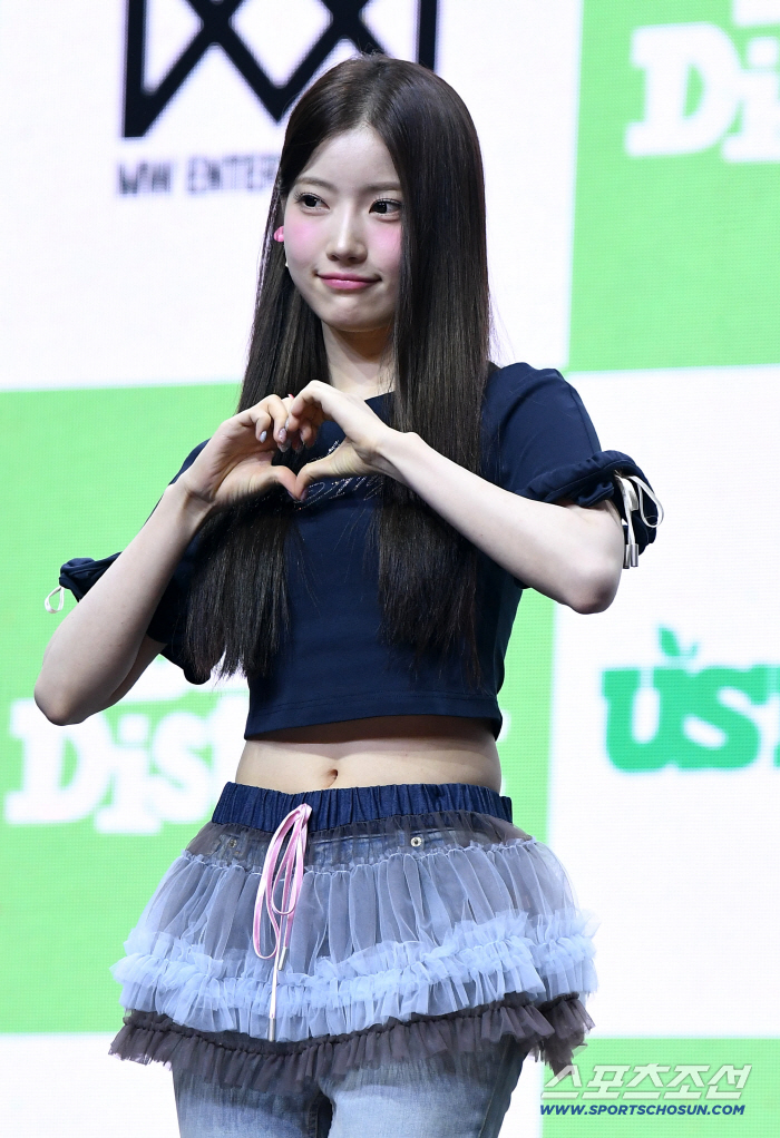 USPEER's Seoyu Greets with a Lovely Gaze