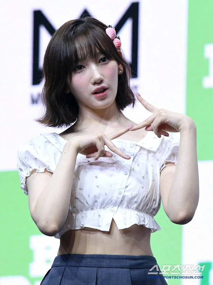 A USPEER comeback showcase was held on the 17th at MYUNGHWA LIVE HALL in Yeongdeungpo, Seoul. USPEER’s SOEE poses during the photo session.