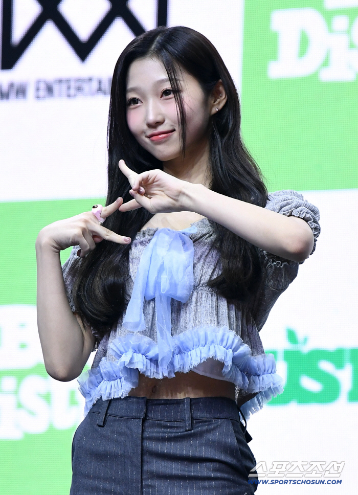 A USPEER comeback showcase was held on the 17th at MYUNGHWA LIVE HALL in Yeongdeungpo, Seoul. USPEER’s Roa poses during the photo session.