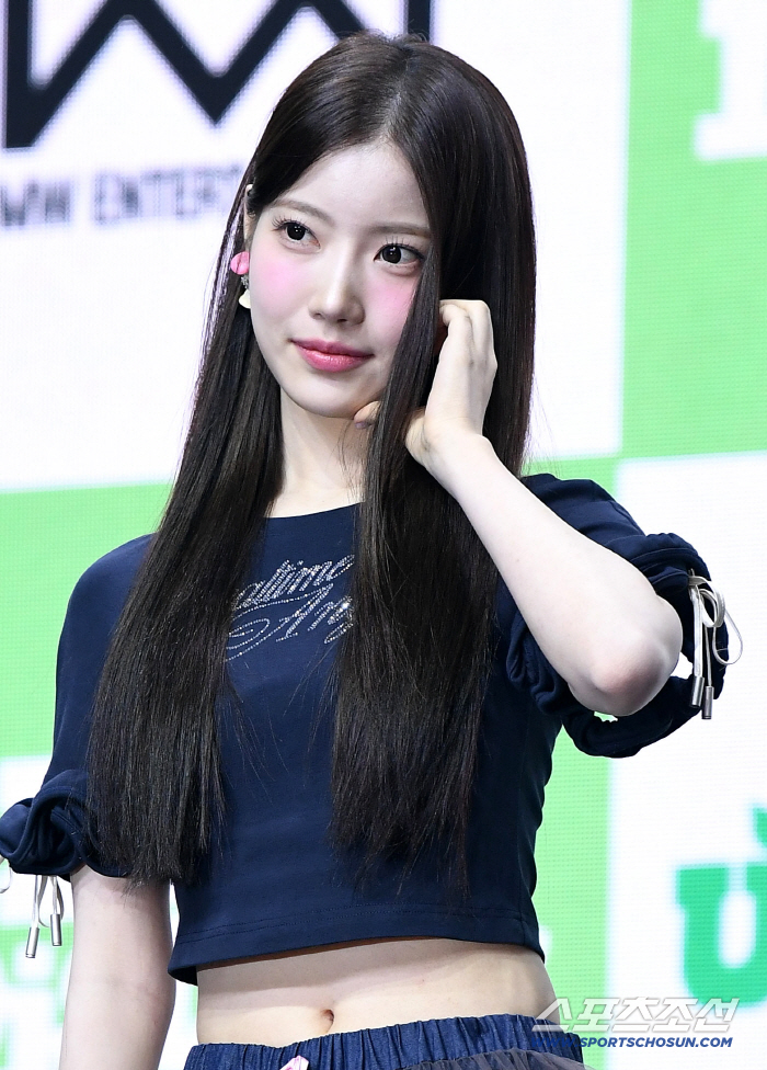 A USPEER comeback showcase was held on the 17th at MYUNGHWA LIVE HALL in Yeongdeungpo, Seoul. USPEER’s Seoyu poses during the photo session.