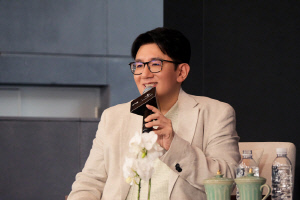 하이브 방시혁, 유니버설뮤직 회장 대담…"팬들이 살아갈 이유 제시하는 기업될 것"