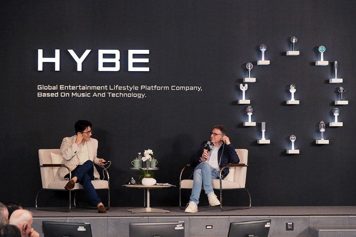 HYBE's Bang Si-hyuk Holds Talk with Universal Music Group Chairperson: "We Will Become a Company That Gives Fans a Reason to Live"