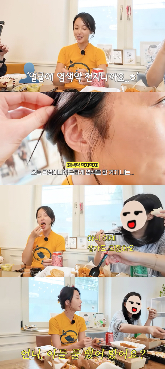'41-Year-Old' Hwang Jung-eum Caught With Hair Dye on Her Sideburns... Snaps, 'Try Raising Two Sons'