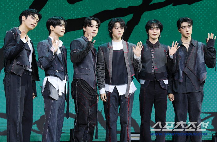 ONF held a showcase on the afternoon of the 17th at the Cube Convention Center in Sangam-dong, Seoul, to celebrate the release of its second full