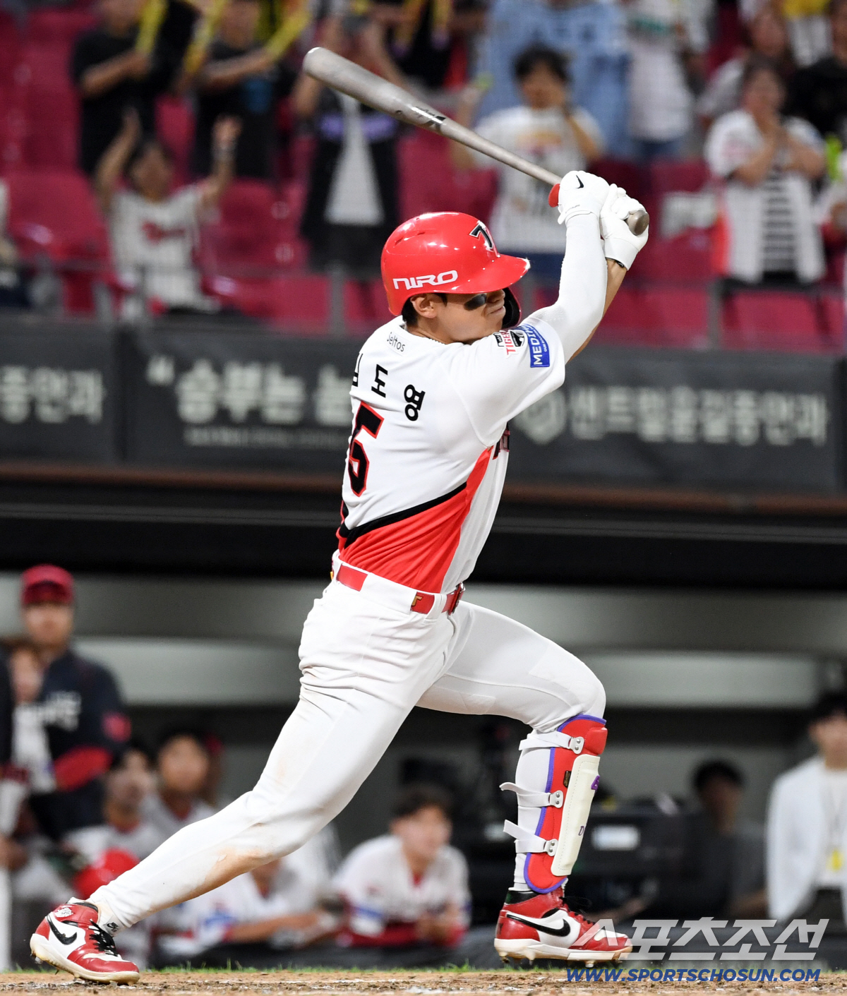 17일 광주 기아챔피언스필드에서 열린 KIA와 LG의 경기. 8회말 무사 2루 KIA 김도영이 역전 적시타를 날리고 있다. 광주=박재만 기자 pjm@sportschosun.com/2026.06.17/
