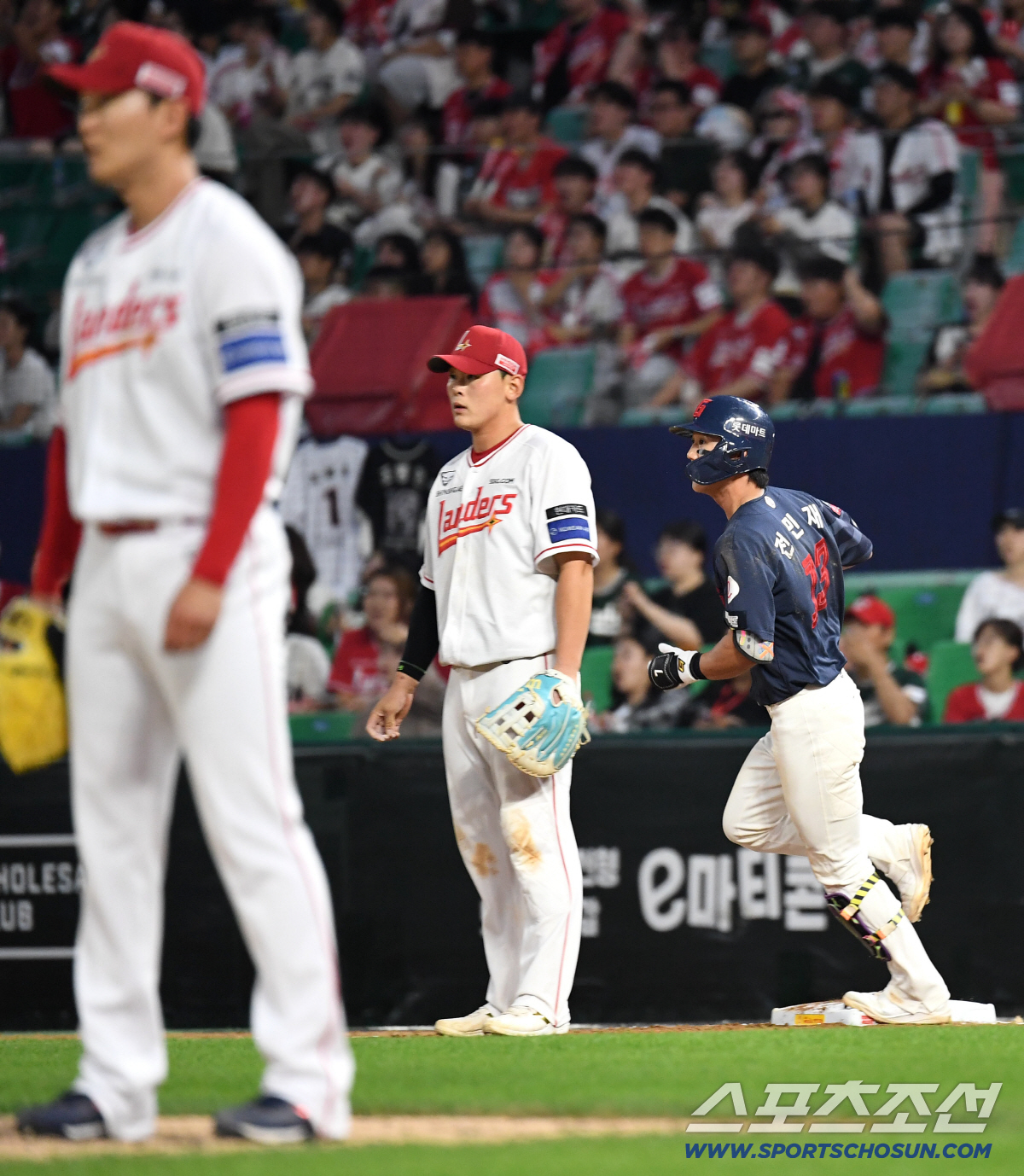 17일 인천 SSG랜더스필드에서 열린 SSG와 롯데의 경기. 6회초 역전 투런홈런을 날린 롯데 전민재. 인천=송정헌 기자 songs@sportschosun.com/2026.06.17/
