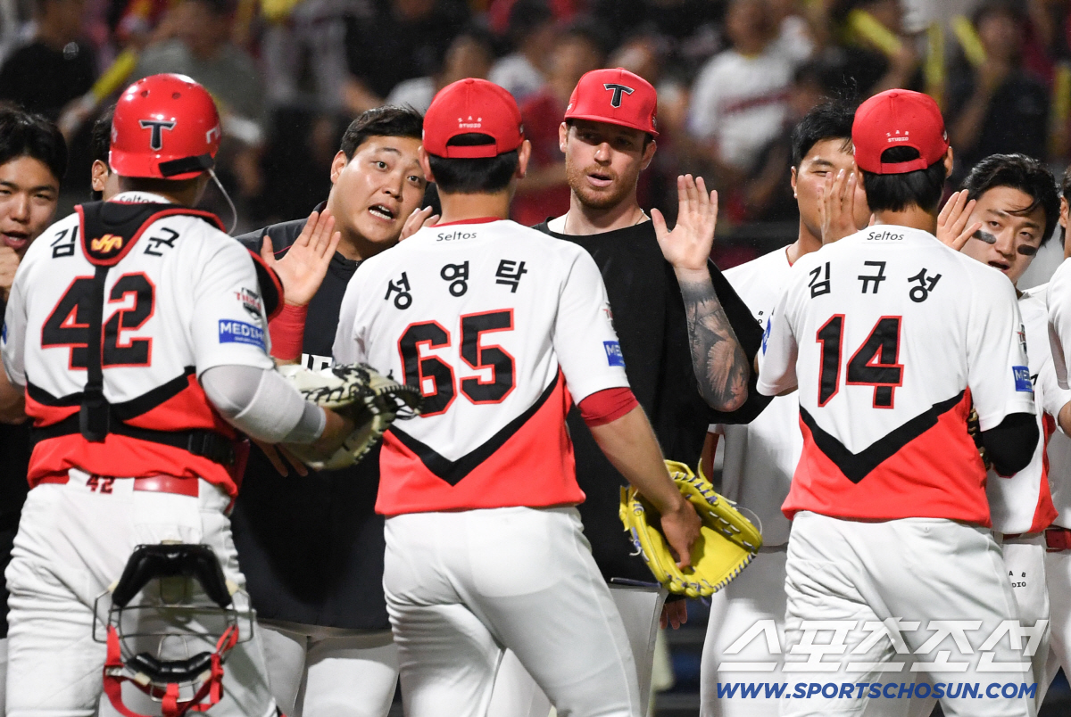 17일 광주 기아챔피언스필드에서 열린 KIA와 LG의 경기. 승리한 KIA 성영탁, 올러가 기뻐하고 있다. 광주=박재만 기자 pjm@sportschosun.com/2026.06.17/