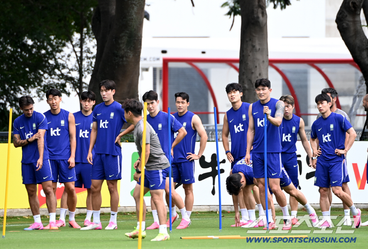 16일(한국시각) 멕시코 과달라하라 인근 사포판 월드컵대표팀 베이스캠프 훈련장 치바스 베르데 바예에서 진행된 대한민국 월드컵 대표팀의 공식 훈련. 왼쪽부터 조규성 엄지성 강상윤 옌스 카스트로프 배준호 손흥민 조위제 김진규 이태석 김태현 김민재 이강인 김문환 등 선수들이 코치의 시범을 지켜보고 있다. 사포판(멕시코)=허상욱 기자 wook@sportschosun.com/2026.06.16/