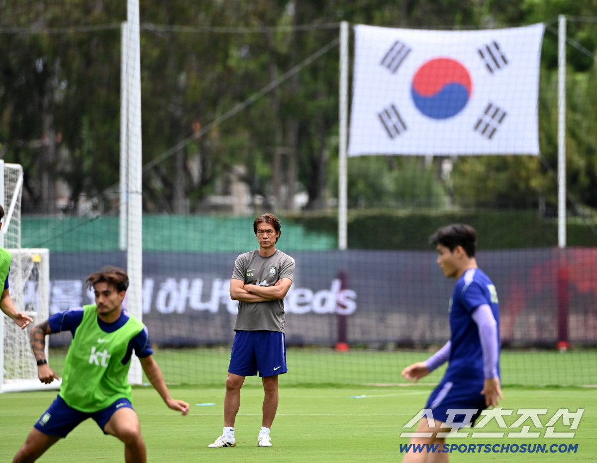 2026 북중미 월드컵 체코전에서 승리한 대한민국 월드컵 대표팀이 15일(한국시각) 멕시코 과달라하라 인근 사포판 월드컵대표팀 베이스캠프 훈련장 치바스 베르데 바예에서 훈련을 가졌다. 홍명보 감독이 훈련을 지켜보고 있다. 사포판(멕시코)=허상욱 기자 wook@sportschosun.com/2026.06.15/