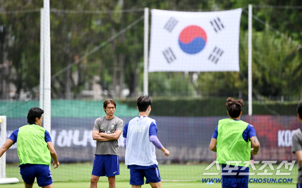 2026 북중미 월드컵 체코전에서 승리한 대한민국 월드컵 대표팀이 15일(한국시각) 멕시코 과달라하라 인근 사포판 월드컵대표팀 베이스캠프 훈련장 치바스 베르데 바예에서 훈련을 가졌다. 홍명보 감독이 훈련을 지켜보고 있다. 사포판(멕시코)=허상욱 기자 wook@sportschosun.com/2026.06.15/