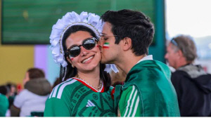 월드컵서 키스 금지! FIFA 강력 규제→과도한 애정행각 시 경기장 밖으로 쫓겨난다…화장지 풍선도 경기장 반입 불가