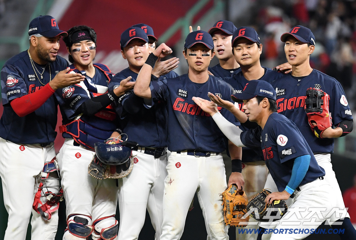 17일 인천 SSG랜더스필드에서 열린 SSG와 롯데의 경기. 롯데가 SSG에 2-1로 승리했다. 경기 종료 후 승리의 기쁨을 나누고 있는 롯데 선수들. 인천=송정헌 기자 songs@sportschosun.com/2026.06.17/