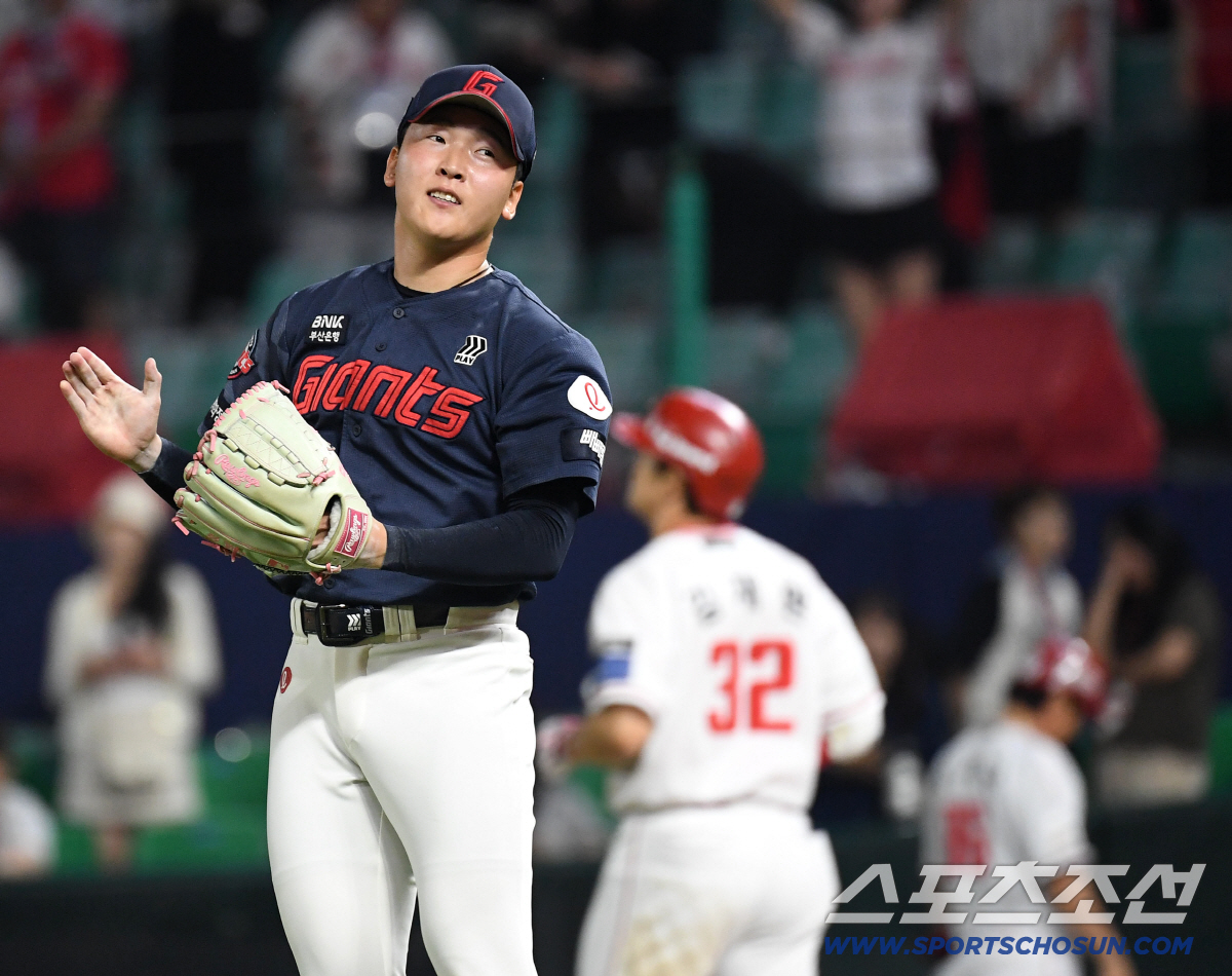 17일 인천 SSG랜더스필드에서 열린 SSG와 롯데의 경기. 롯데가 SSG에 2-1로 승리했다. 승리가 확정되자 기뻐하는 롯데 마무리 최준용. 인천=송정헌 기자 songs@sportschosun.com/2026.06.17/