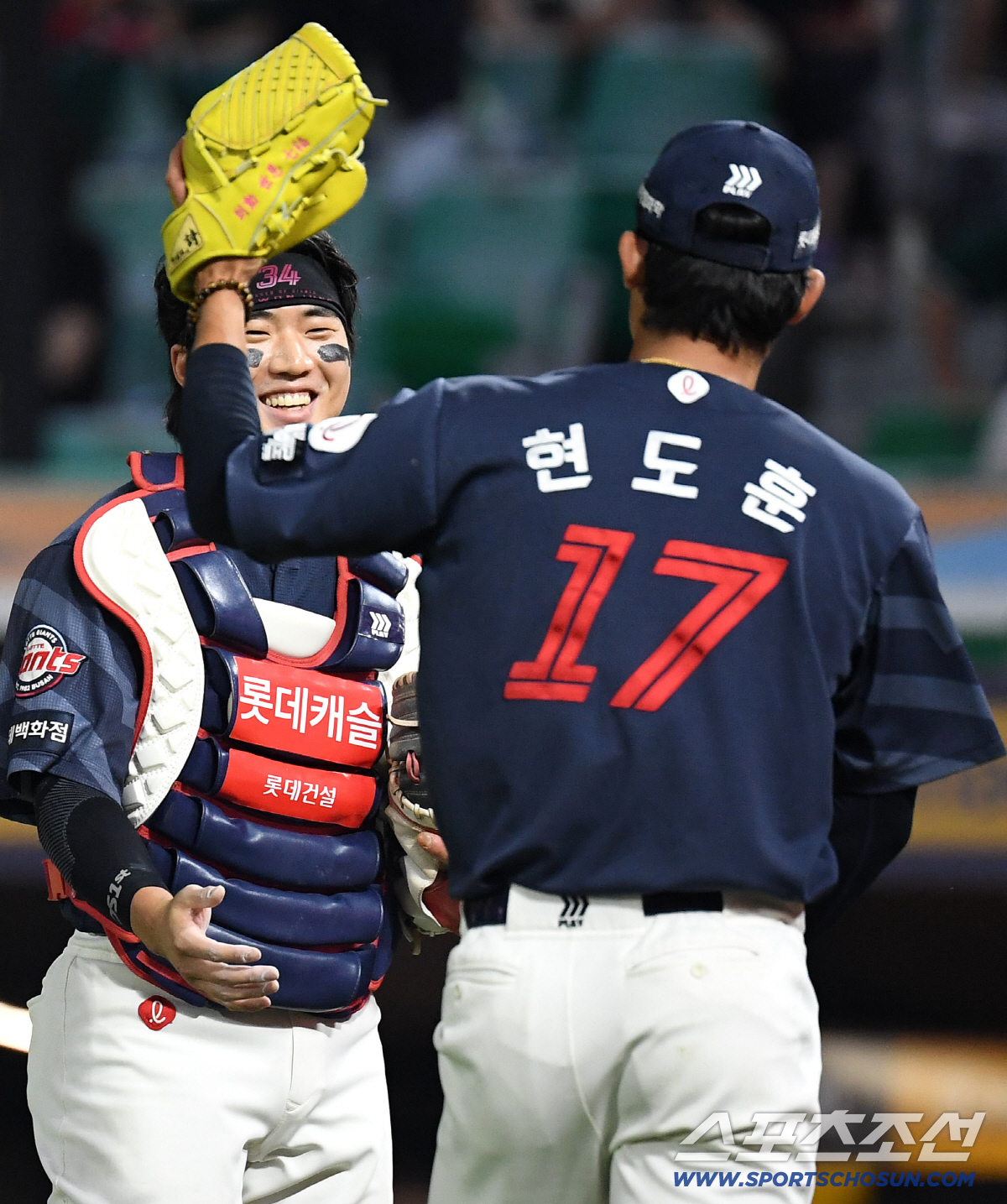 17일 인천 SSG랜더스필드에서 열린 SSG와 롯데의 경기. 7회말 1사 만루 실점 위기를 탈출한 롯데 손성빈, 현도훈. 인천=송정헌 기자 songs@sportschosun.com/2026.06.17/