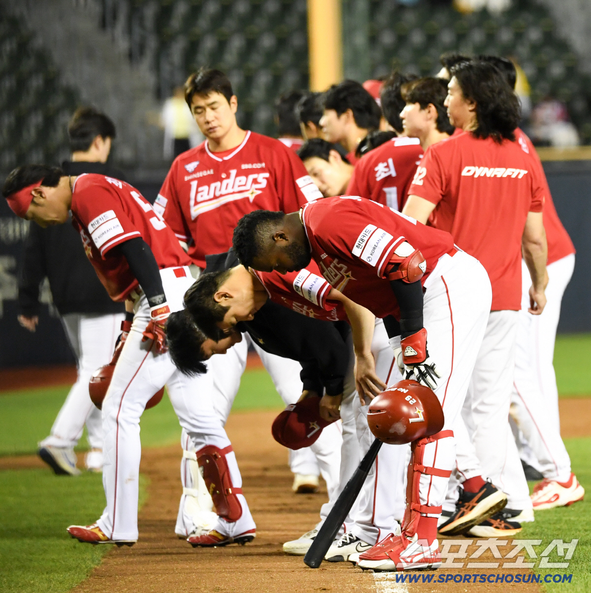 9일 잠실구장에서 열린 LG와 SSG의 경기. 패한 SSG 선수들이 아쉬워하고 있다. 잠실=박재만 기자 pjm@sportschosun.com/2026.06.09/