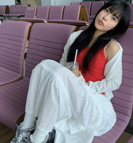 민도희, '공항 민폐 의자 발 올리기 논란' 뒤 돌연 카페 알바 전전…1년 만에 전한 근황