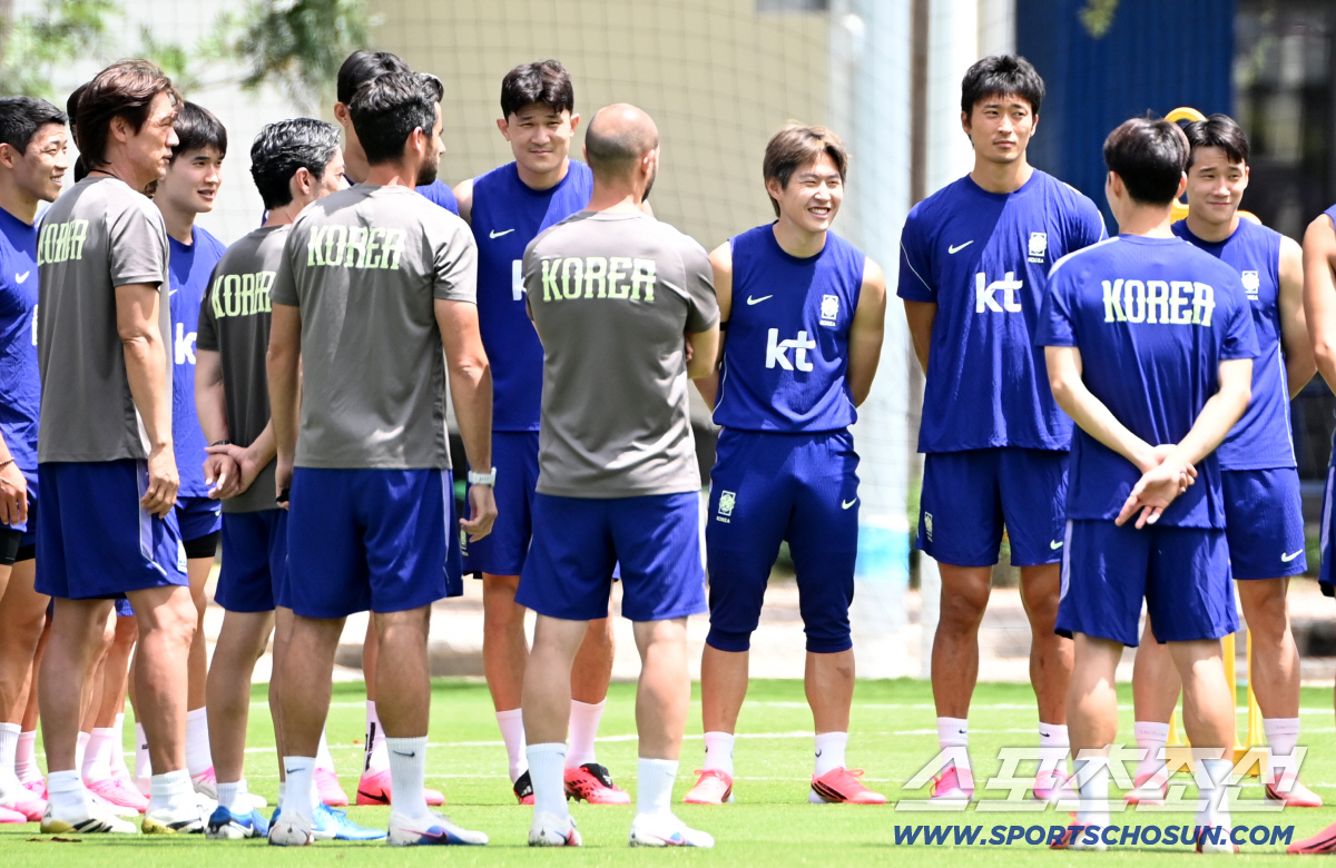16일(한국시각) 멕시코 과달라하라 인근 사포판 월드컵대표팀 베이스캠프 훈련장 치바스 베르데 바예에서 진행된 대한민국 월드컵 대표팀의 공식 훈련. 홍명보 감독이 선수단과 훈련 전 미팅을 갖고 있다. 사포판(멕시코)=허상욱 기자 wook@sportschosun.com/2026.06.16/