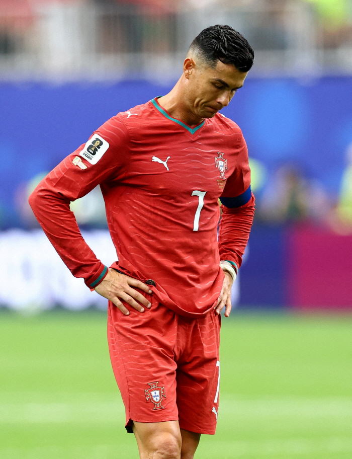 "감독 맞아?" 'EPL 레전드'의 '노빠꾸' 비판 "포르투갈 감독은 호날두를 빼는 것을 두려워 하고 있어"...마르티네스 "세계 최고의 골잡이를 어떻게 빼?" 반박