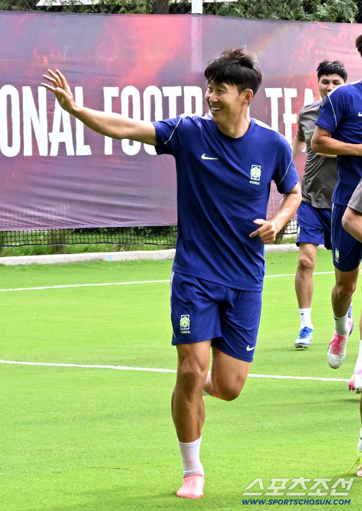 2026 북중미 월드컵 멕시코전을 하루 앞둔 대한민국 월드컵 대표팀이 18일(한국시각) 멕시코 과달라하라 인근 사포판 월드컵대표팀 베이스캠프 훈련장 치바스 베르데 바예에서 훈련을 가졌다. 손흥민이 러닝을 펼치며 인사를 하고 있다. 사포판(멕시코)=허상욱 기자 wook@sportschosun.com/2026.06.18/