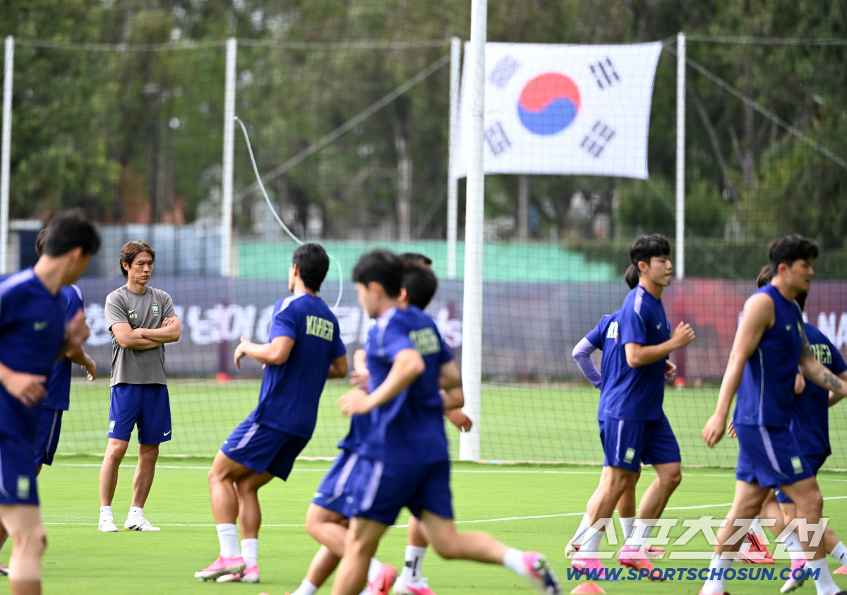 2026 북중미 월드컵 멕시코전을 하루 앞둔 대한민국 월드컵 대표팀이 18일(한국시각) 멕시코 과달라하라 인근 사포판 월드컵대표팀 베이스캠프 훈련장 치바스 베르데 바예에서 훈련을 가졌다. 홍명보 감독이 훈련을 지켜보고 있다. 사포판(멕시코)=허상욱 기자 wook@sportschosun.com/2026.06.18/