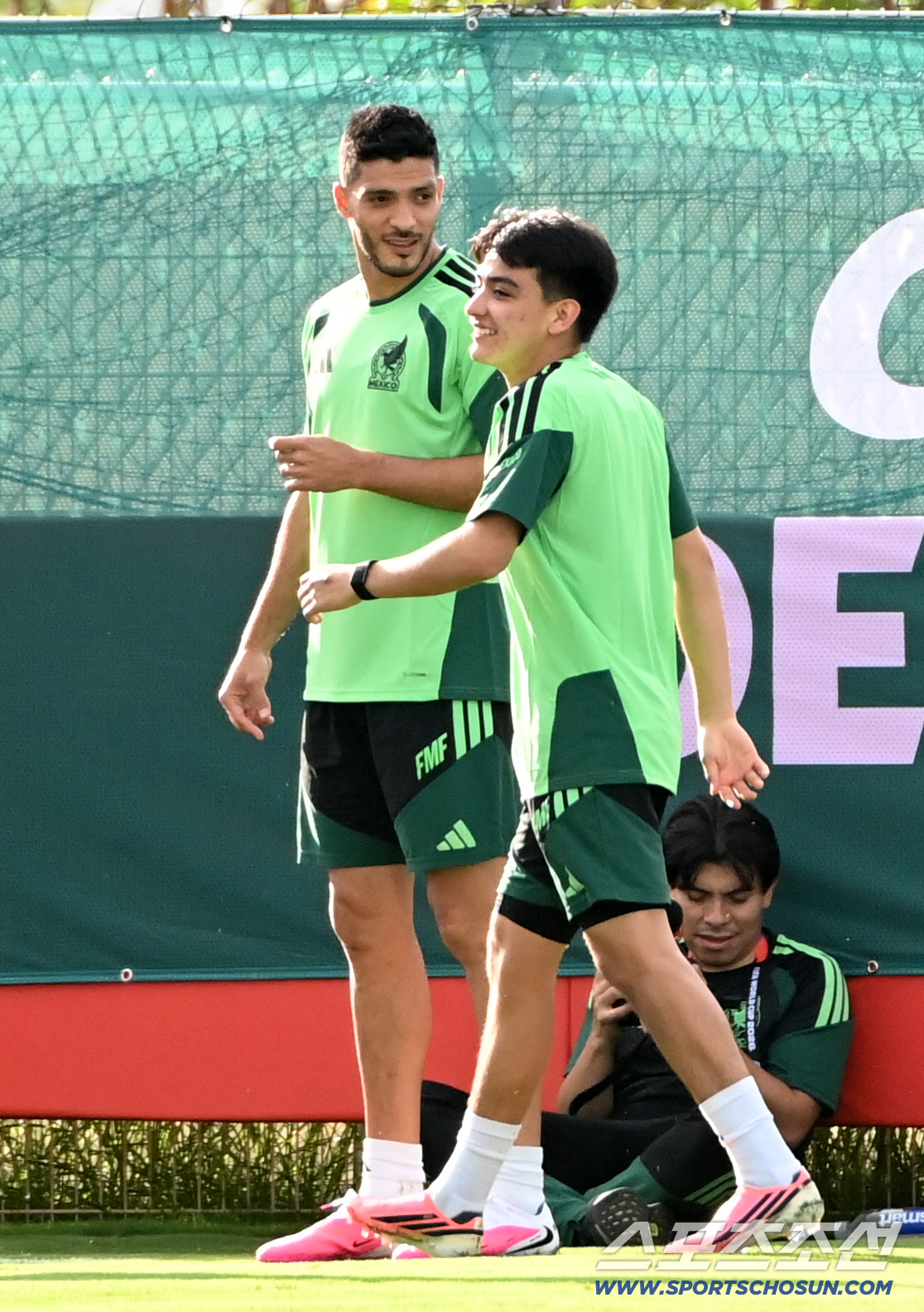 2026 북중미 월드컵 한국전을 하루 앞둔 멕시코 월드컵 대표팀이 18일(한국시각) 멕시코 과달라하라 스포츠 아레나에서 훈련을 가졌다. 라울 히메네스와 힐베르토 모라가 훈련을 펼치고 있다. 사포판(멕시코)=허상욱 기자 wook@sportschosun.com/2026.06.18/