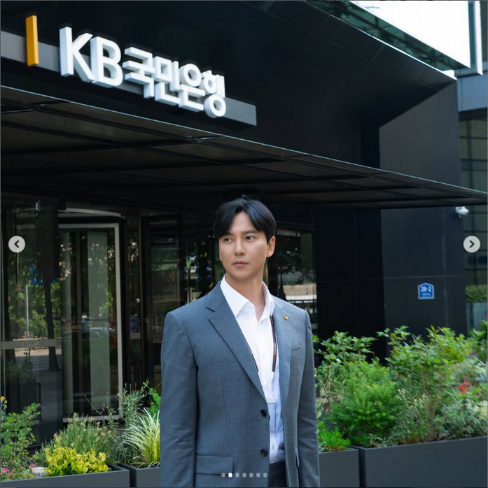 김남길, 이번엔 은행원 됐다…사원증 목에 걸고 첫 출근 인증 '엄지척'