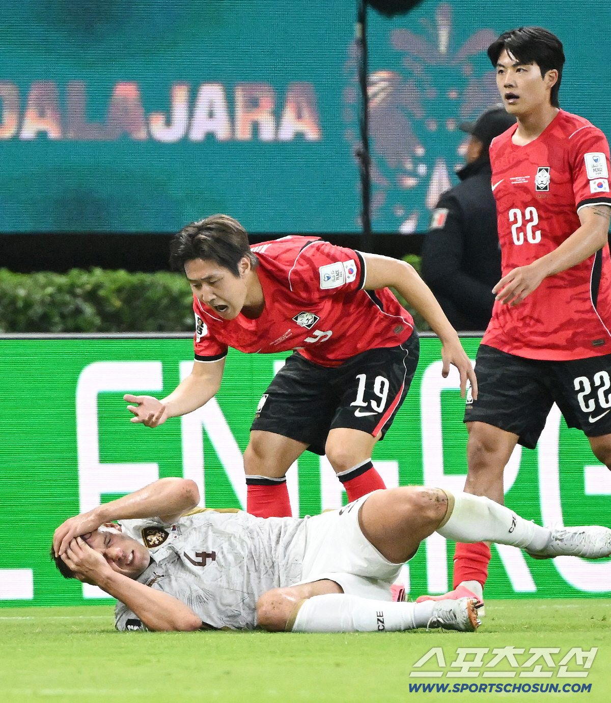 12일(한국시각) 멕시코 과달라하라 사포판의 에스타디오 과달라하라에서 열린 2026 북중미월드컵 대한민국과 체코의 경기. 이강인이 흐라니치를 향해 일어나라며 소리치고 있다. 사포판(멕시코)=허상욱 기자 wook@sportschosun.com/2026.06.12/