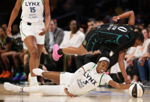 WNBA 데뷔 첫 두자릿수 득점 첫 20분 이상 출전 첫 3점슛 성공. LA 스파크스 박지현 '커리어하이' 13득점 폭발. 야투율 무려 71%