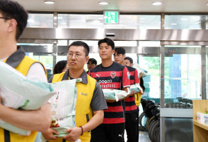 '지역사회에 따뜻한 온기를' 포항스틸러스-이마트, ‘15년째 이어온 나눔’ 희망나눔 쌀 전달식 진행