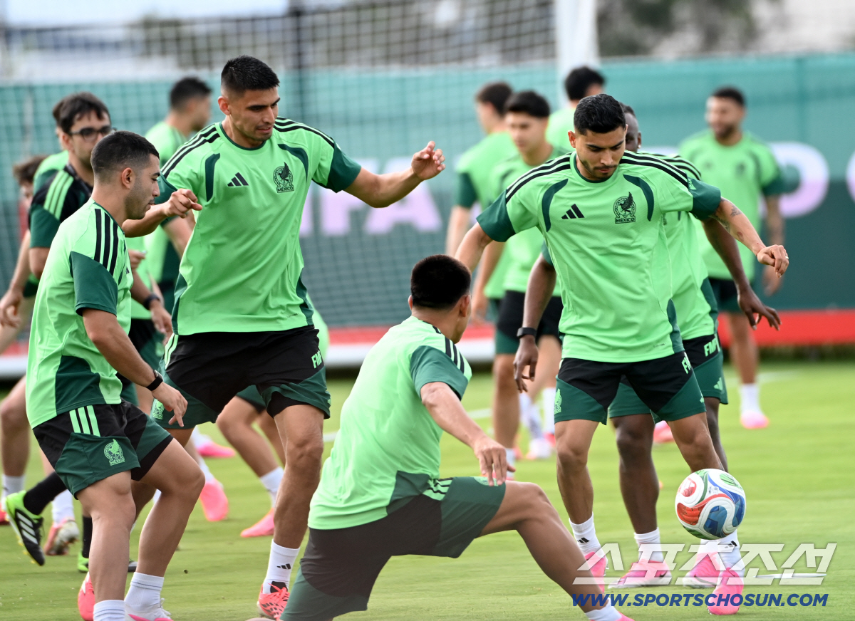 2026 북중미 월드컵 한국전을 하루 앞둔 멕시코 월드컵 대표팀이 18일(한국시각) 멕시코 과달라하라 스포츠 아레나에서 훈련을 펼치고 있다. 과달라하라(멕시코)=허상욱 기자 wook@sportschosun.com/2026.06.18/