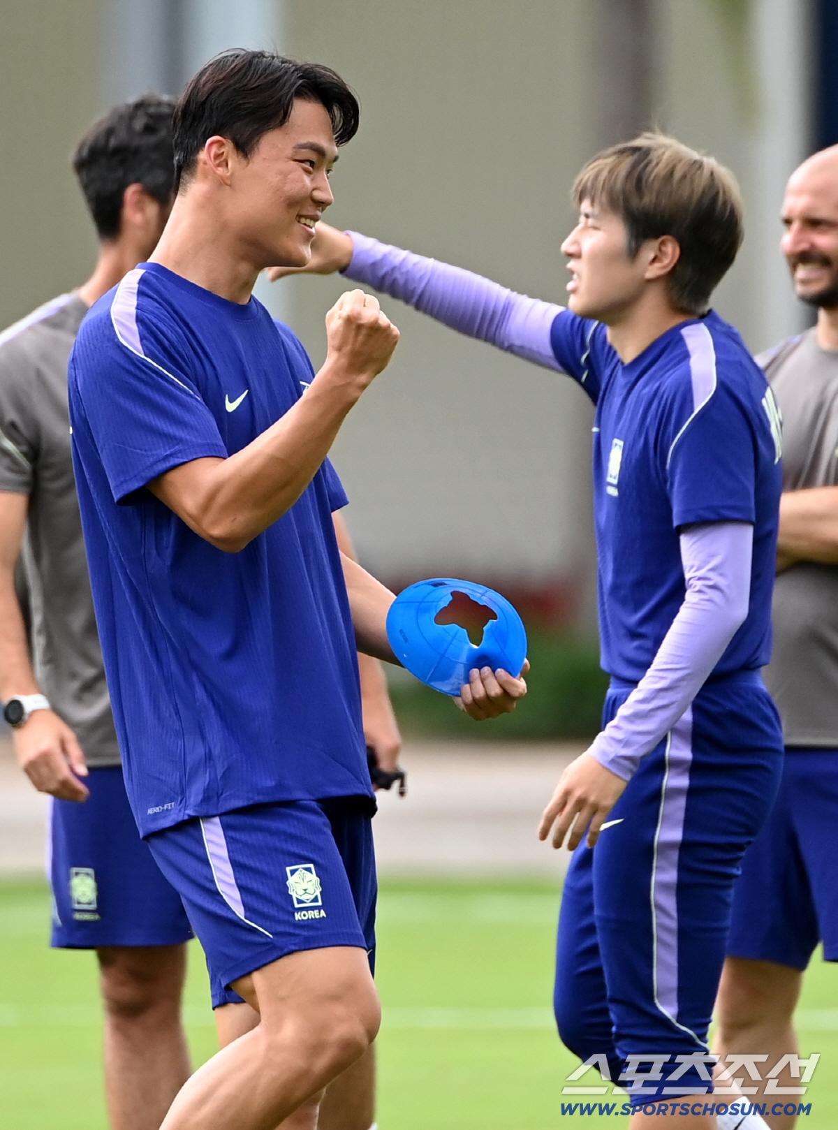2026 북중미 월드컵 멕시코전을 하루 앞둔 대한민국 월드컵 대표팀이 18일(한국시각) 멕시코 과달라하라 인근 사포판 월드컵대표팀 베이스캠프 훈련장 치바스 베르데 바예에서 훈련을 가졌다. 오현규와 이강인이 나란히 훈련을 펼치고 있다. 사포판(멕시코)=허상욱 기자 wook@sportschosun.com/2026.06.18/