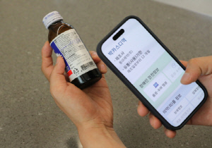 스마트폰 바코드 스캔으로 약품 정보 글자·음성·수어 영상으로 확인 가능…동아제약, '의약외품 모바일 간편검색서비스' 49개 품목에 우선 도입