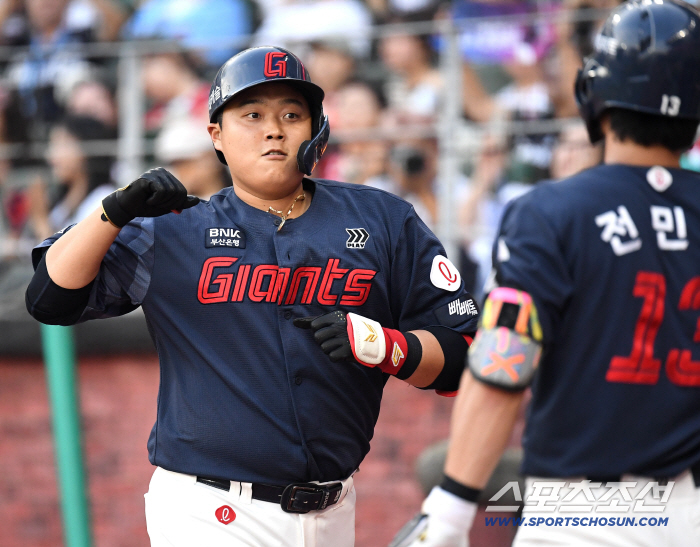130m 넘겨야 홈런인 거 아닌데요...벼락같은 초대형 홈런, 이게 한동희의 '맛' [인천 현장]