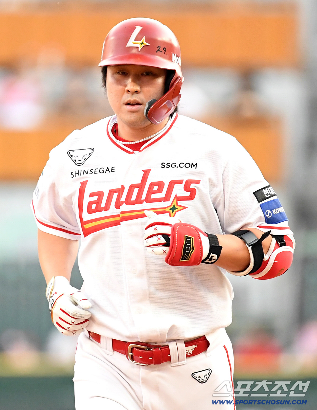 18일 인천 SSG랜더스필드에서 열린 SSG와 롯데의 경기. 1회말 SSG 최정이 롯데 로드리게스를 상대로 솔로홈런을 날렸다. 그라운드를 돌고 있는 최정. 인천=송정헌 기자 songs@sportschosun.com/2026.06.18/