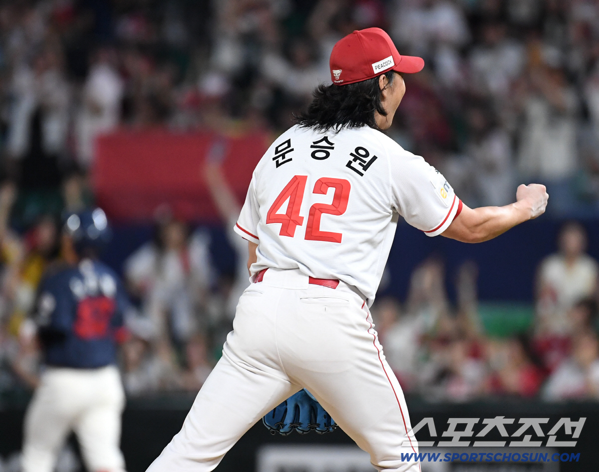 18일 인천 SSG랜더스필드에서 열린 SSG와 롯데의 경기. 7회초 1사 1, 3루. 노진혁 병살 처리 후 기뻐하는 SSG 문승원. 인천=송정헌 기자 songs@sportschosun.com/2026.06.18/