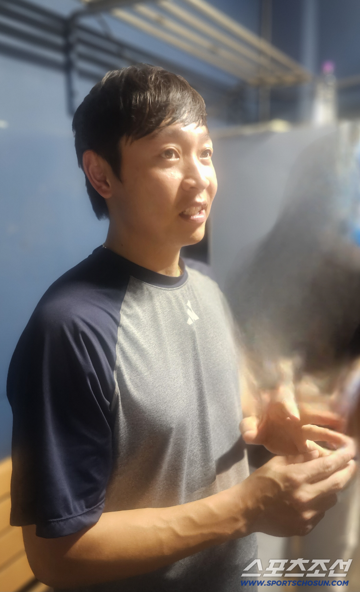 18일 kt전을 마친 뒤 힘줄이 끊어져 구부러진 왼손 새끼손가락에 대해 설명하고 있는 정수빈. 잠실=스포츠조선 정현석 기자 hschung@sportschosun.com
