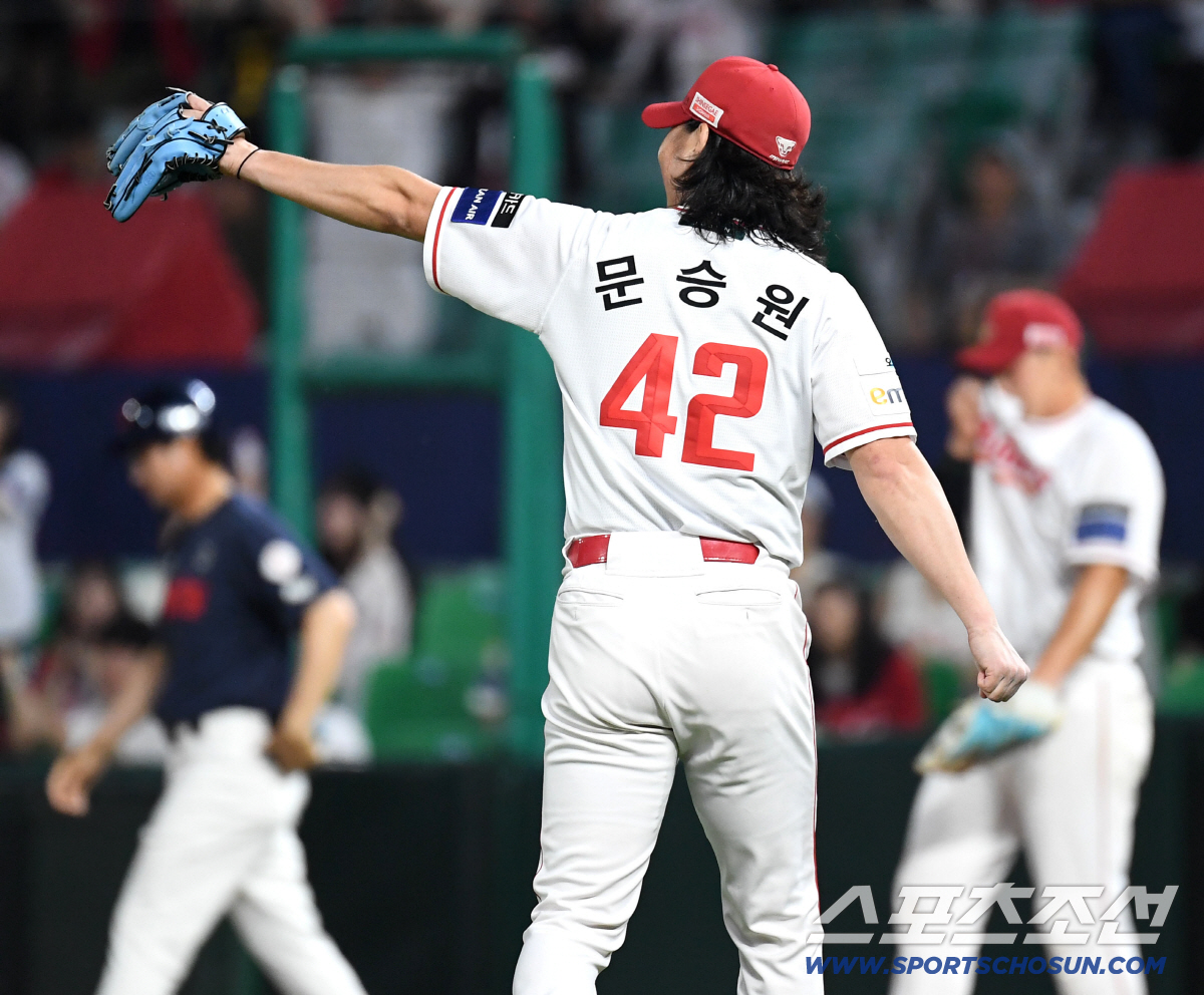 18일 인천 SSG랜더스필드에서 열린 SSG와 롯데의 경기. 7회초 1사 1, 3루. 노진혁 병살 처리 후 기뻐하는 SSG 문승원. 인천=송정헌 기자 songs@sportschosun.com/2026.06.18/